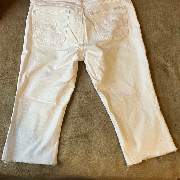 Seven7 Bright White Denim Capris with cute pocket stitching - Picture 4 of 9